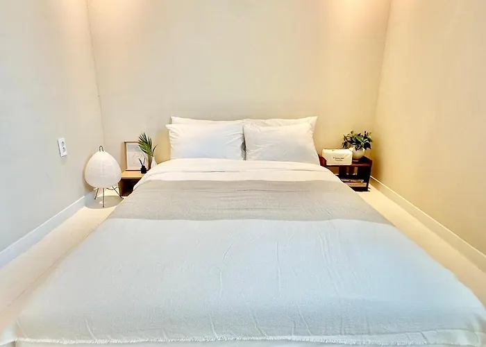 Le Coze Nampo, 2br 3 Queen Bed, 8 Minutes From Station, Maximum 6 People