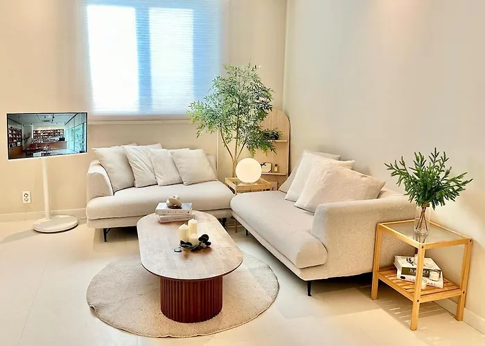 Le Coze Nampo, 2br 3 Queen Bed, 8 Minutes From Station, Maximum 6 People Busan