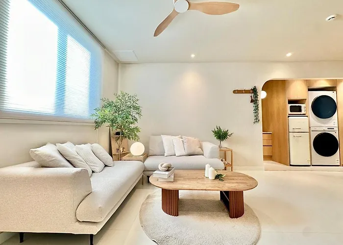Le Coze Nampo, 2br 3 Queen Bed, 8 Minutes From Station, Maximum 6 People * Busan
